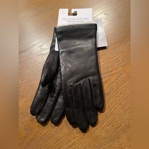 Wilson leather gloves. Size S. NWT. Black leather